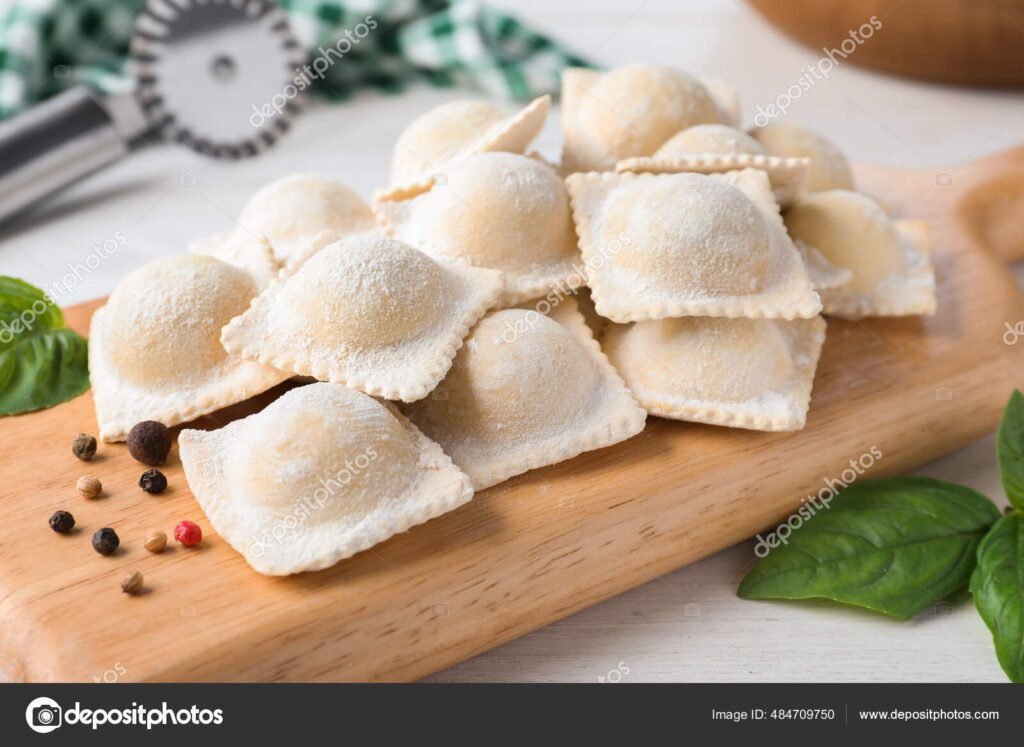 De qué trata la canción "Yo hago ravioles, ella hace ravioles" 1 ravioles frescos sobre una mesa de cocina