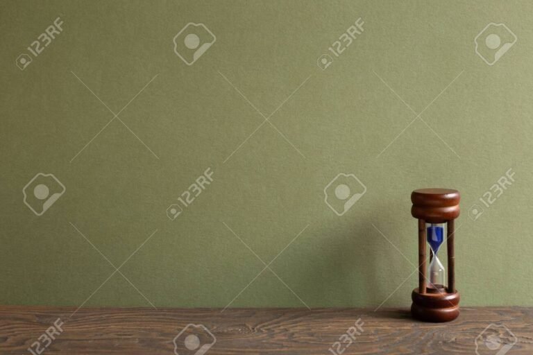 Con cuánto tiempo de anticipación se puede presentar una renuncia 4 reloj de arena con fondo de oficina 1