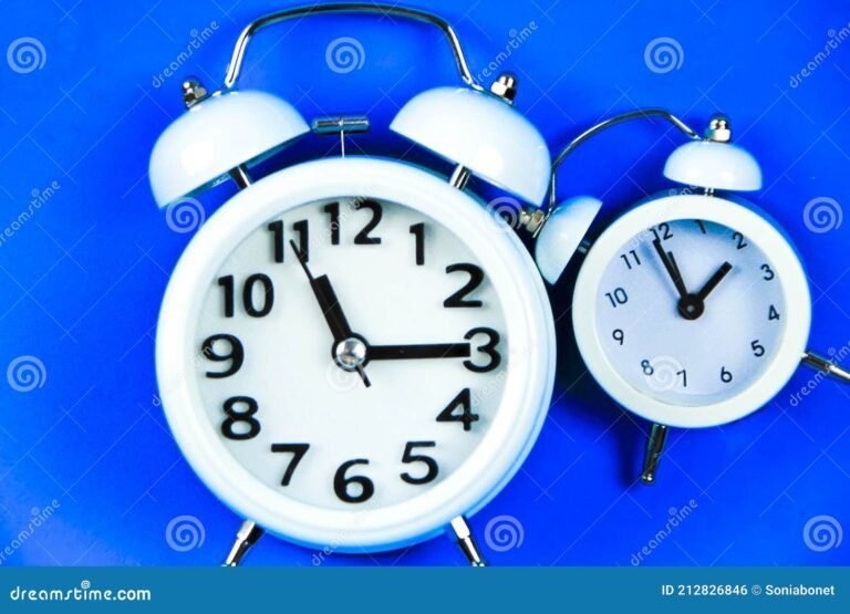 Qué significan las horas espejo y cómo influyen en tu vida 6 reloj marcando horas espejo en un fondo 1