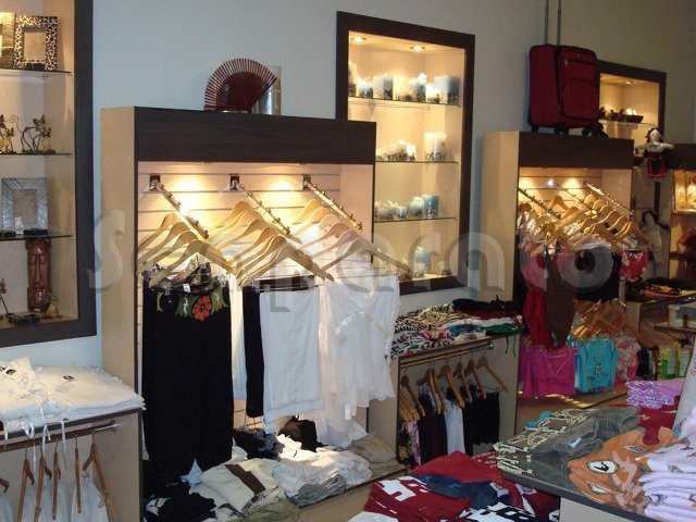 Cómo elegir las mejores repisas para ropa en la pared