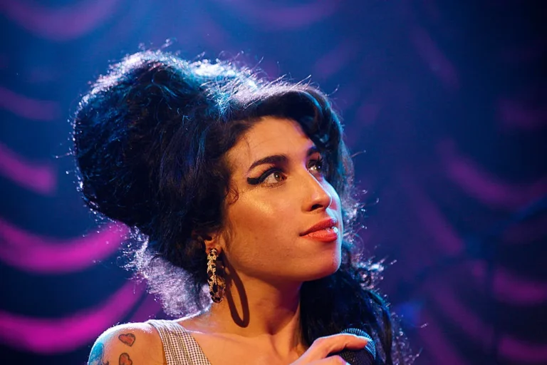 retrato de amy winehouse en dos momentos