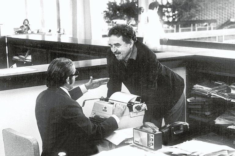 Quién es Gabriel García Márquez y por qué es tan importante 25 retrato de gabriel garcia marquez en su escritorio