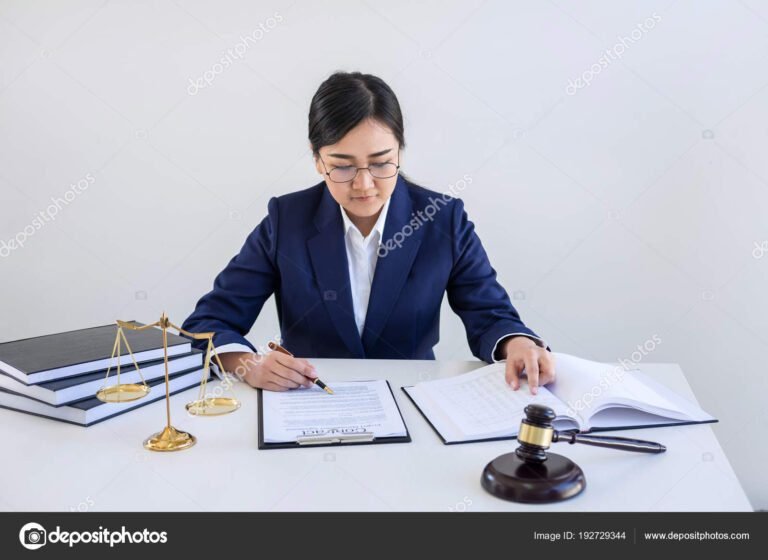 retrato de una jueza en su despacho