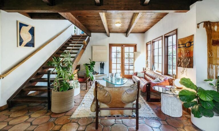 rio tranquilo con casas de alquiler