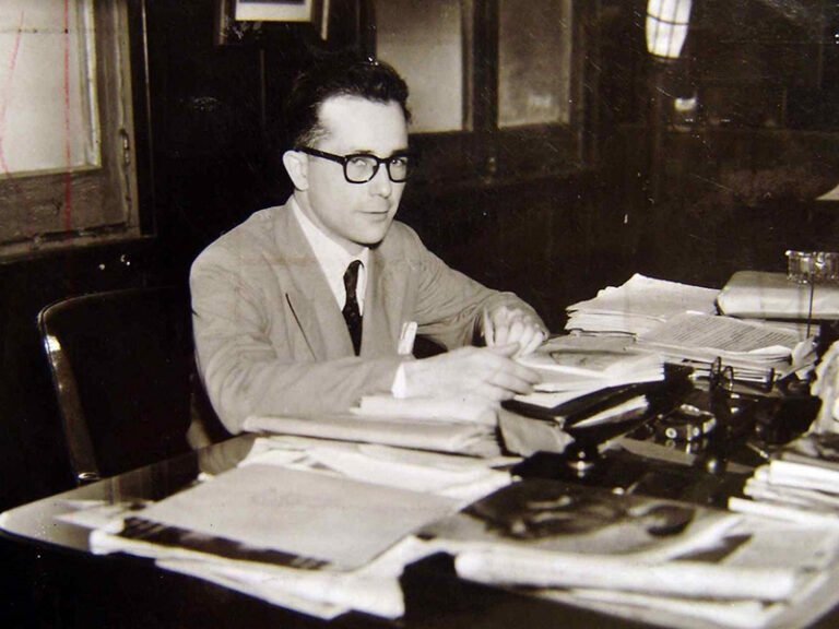 rodolfo walsh escribiendo en su escritorio