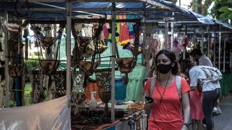 ropa colorida en mercado local de rosario 1