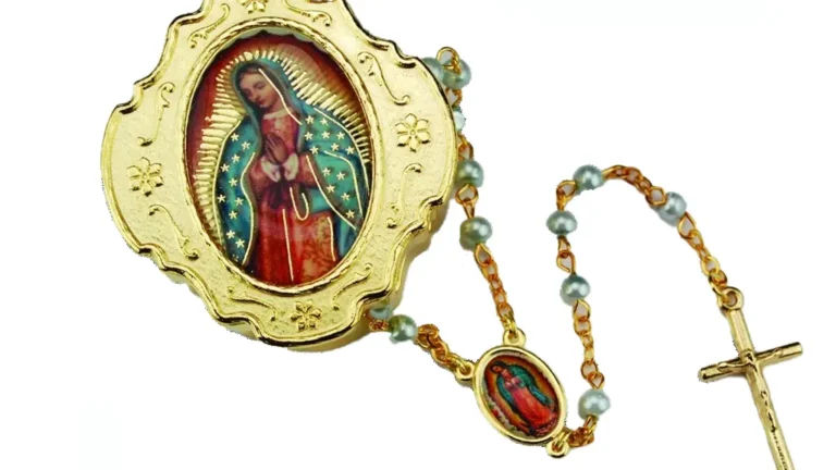 rosario con flores y luz celestial