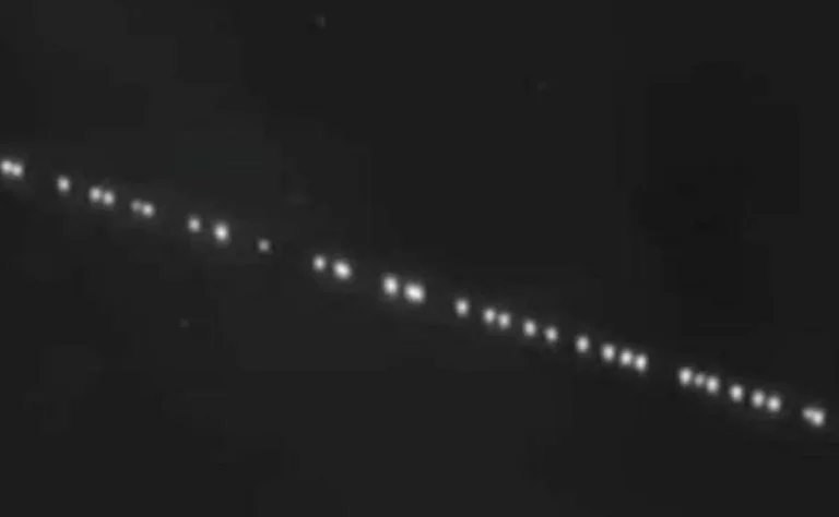 satelite brillante cruzando el cielo nocturno