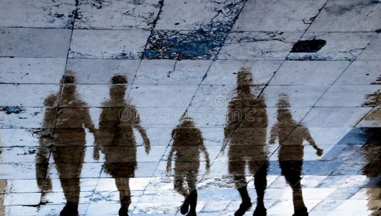 sombras en una ciudad oscura y misteriosa