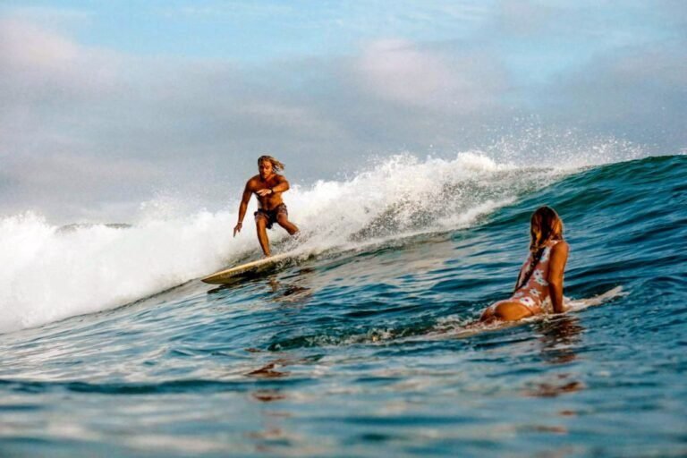 surfistas disfrutando de olas en costa rica
