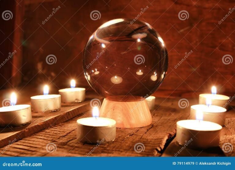 Cómo protegerse energéticamente al leer el tarot 5 tarot con cristales y velas iluminadas