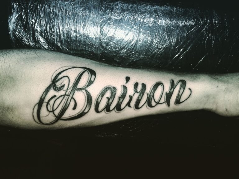 tatuajes de nombres en cursiva artisticos