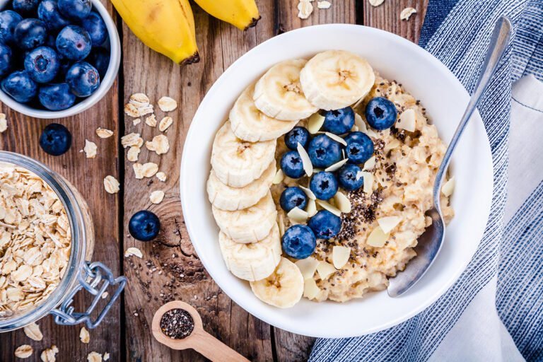 Cómo preparar avena con leche y miel para un desayuno saludable 17 tazon de avena con frutas frescas