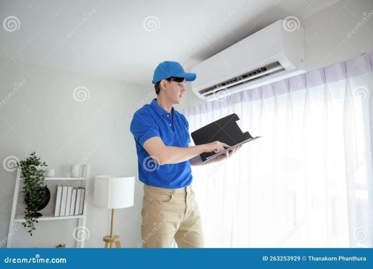 tecnico revisando un aire acondicionado en casa 1