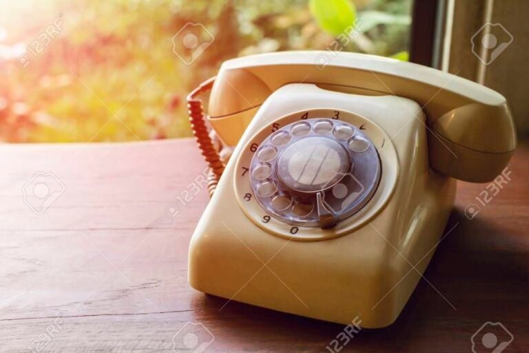 telefono antiguo sobre una mesa de madera