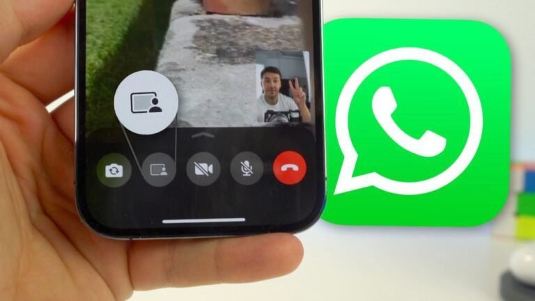 telefono mostrando pantalla de whatsapp 1
