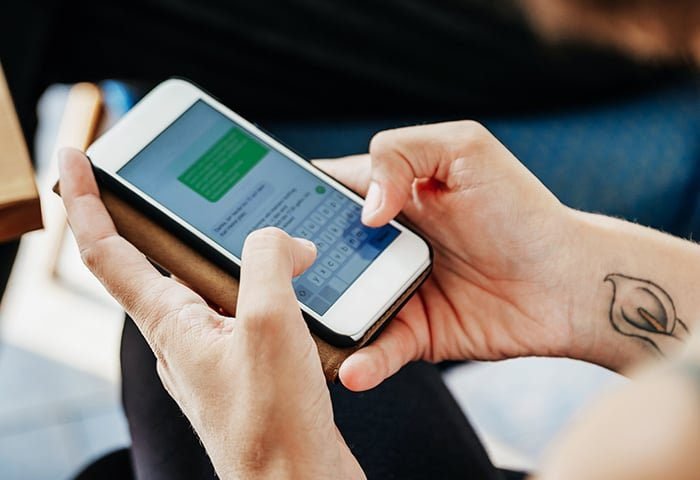 telefono movil con aplicaciones de mensajeria 1