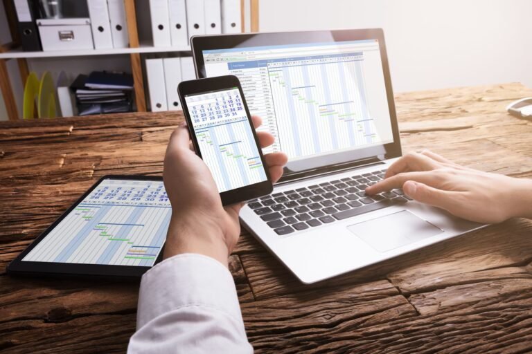 Cómo puedo contactar al servicio al cliente de Uber por teléfono 3 telefono y computadora en un entorno de oficina