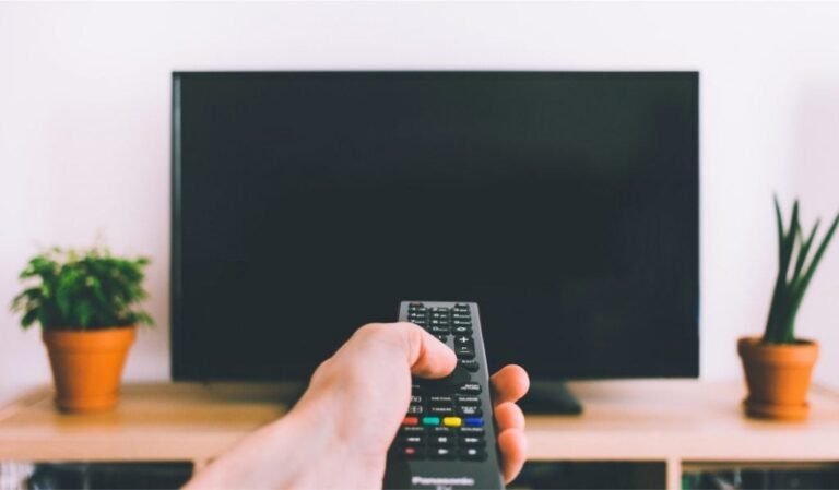 Por qué mi TV no tiene señal de cable y cómo solucionarlo 16 televisor con pantalla en negro y controles 1