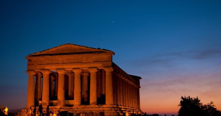 Cuáles son las principales ruinas griegas que visitar en Sicilia, Italia 3 templos antiguos en sicilia al atardecer