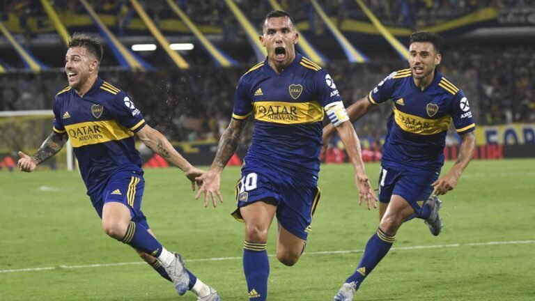 tevez celebrando un gol con boca juniors