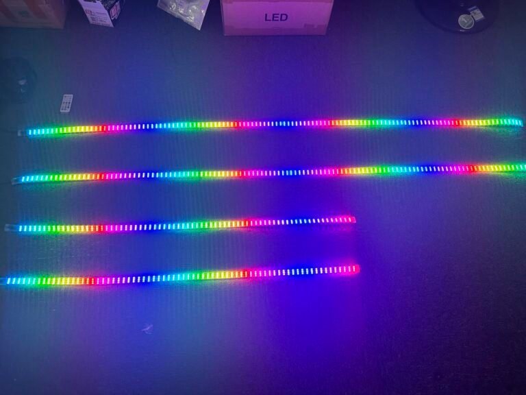 tira de luces led de colores encendida