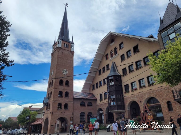 torre del reloj en villa general belgrano