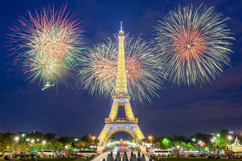 Cómo celebrar el Año Nuevo en París junto a la Torre Eiffel