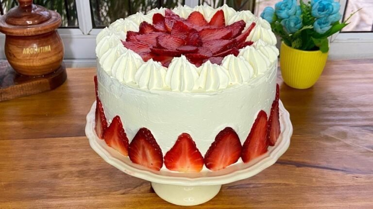 Cómo decorar tortas con frutillas para un toque delicioso y atractivo 22 torta decorada con frutillas frescas