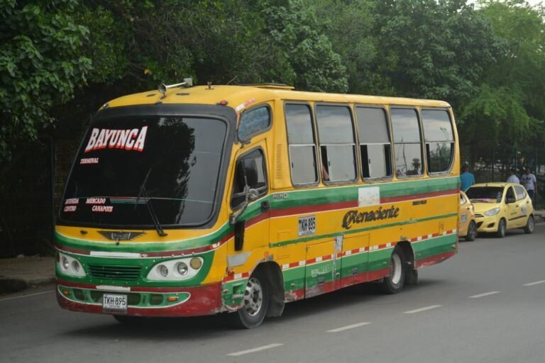 Cómo puedo tomar un colectivo de Embalse a Río Tercero 27 transporte publico en una ruta rural