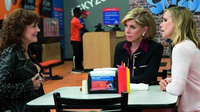 tres personajes en una escena comica