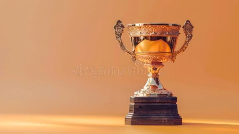 Dónde puedo encontrar el listado de ganadores de Mi Pieza 4 trofeo dorado sobre fondo elegante