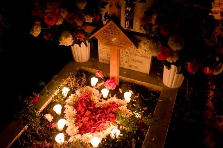 tumba adornada con flores y velas
