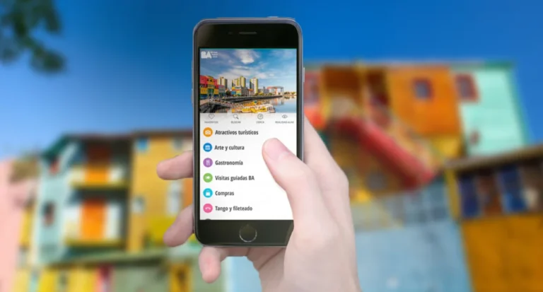 turista utilizando un telefono movil en argentina 1