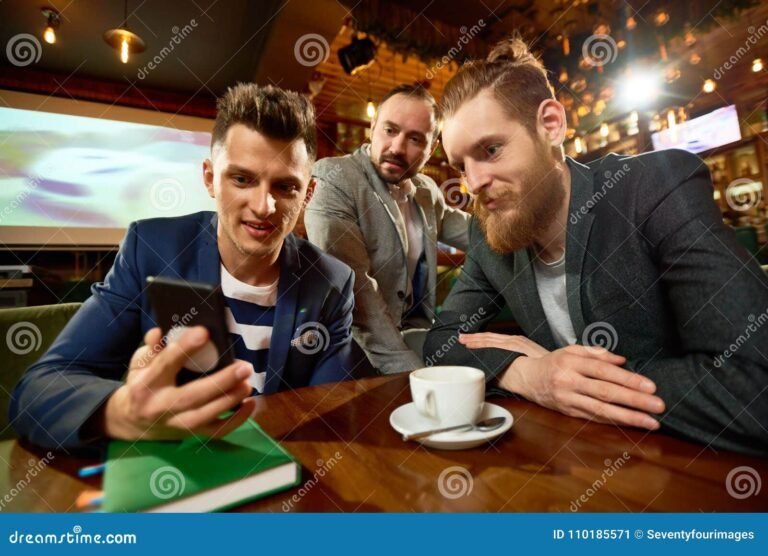 un grupo de amigos en un cafe moderno