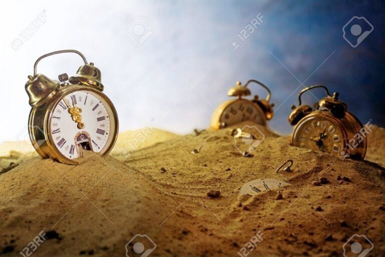 De qué trata "Mil horas" de Los Abuelos de la Nada 22 un reloj de arena sobre un paisaje nostalgico