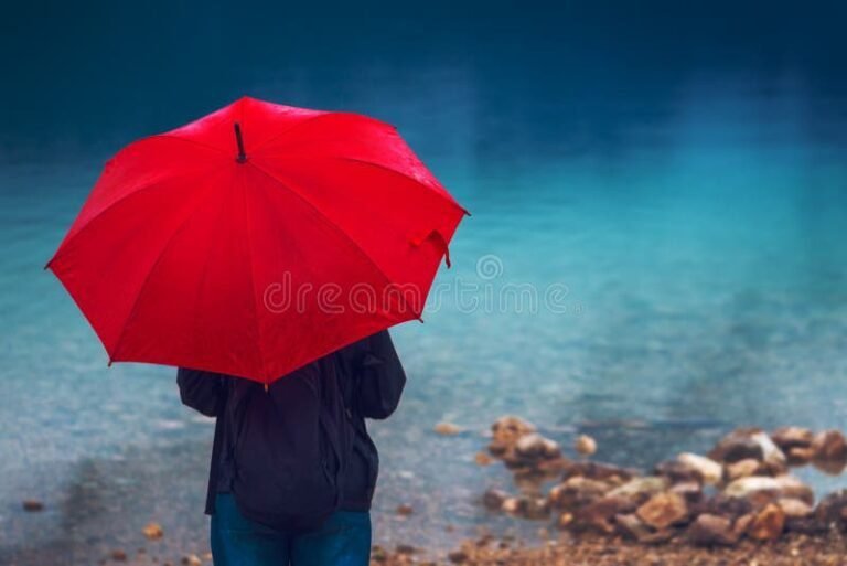 una mujer contemplativa bajo la lluvia