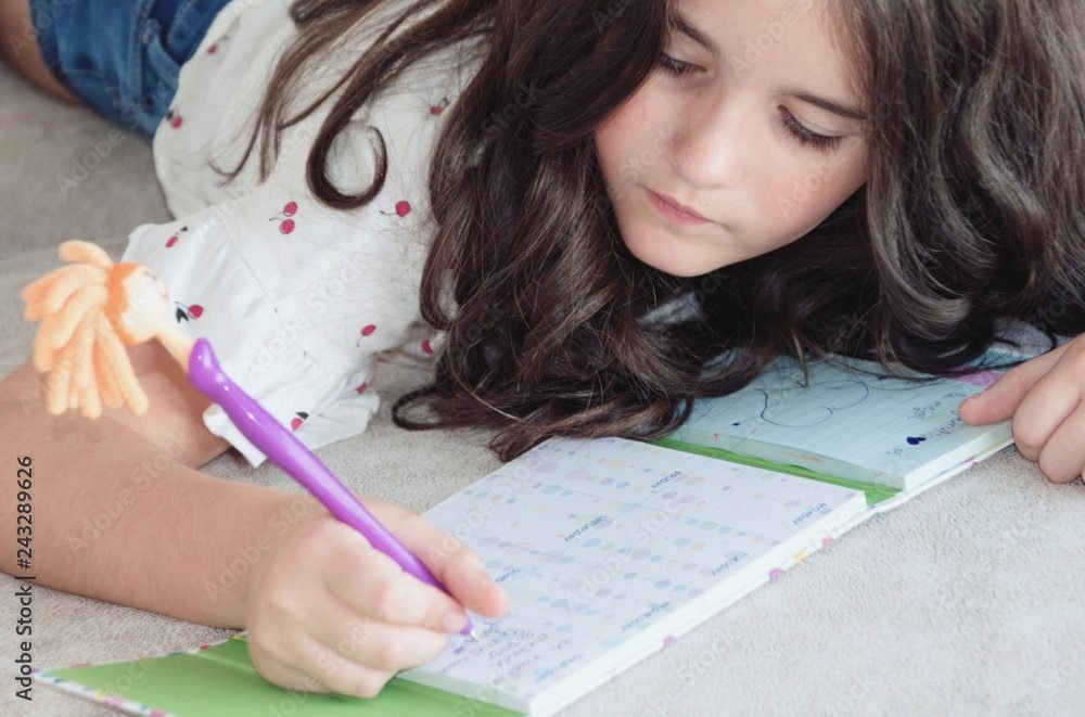 De qué trata el libro "Estás ahí Dios Soy yo, Margaret" 1 una nina escribiendo en su diario