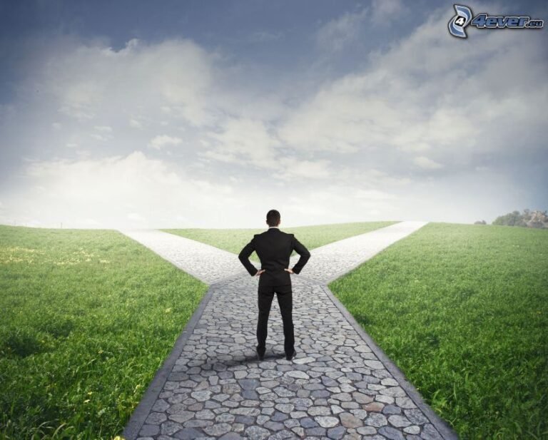 una persona en la encrucijada