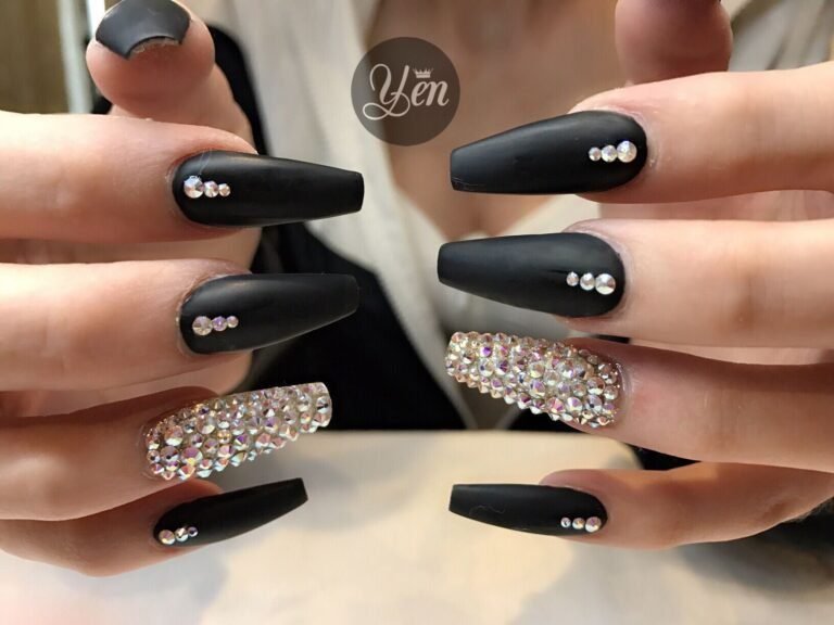 unas negras elegantes con disenos artisticos