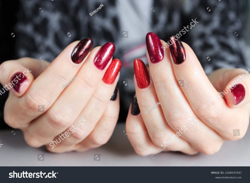Cómo crear diseños de uñas en negro y rojo que marquen la diferencia