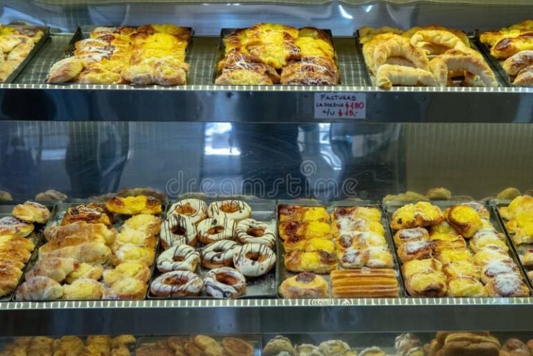 Cuál es el mejor pan dulce de Buenos Aires y dónde comprarlo 12 variedad de panes dulces argentinos en vitrina