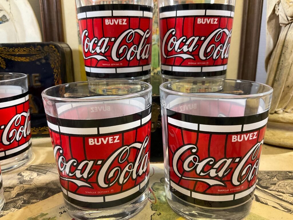 vasos de coca cola de vidrio en exhibicion 1