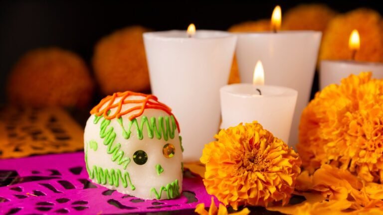 velas encendidas y flores en altar