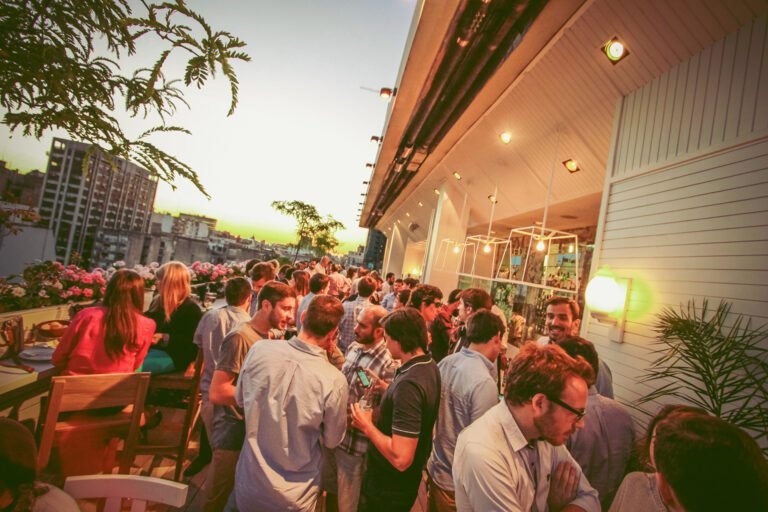 vista de un bar acogedor en buenos aires 1