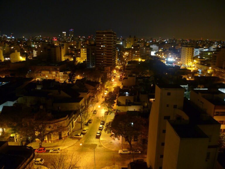 vista de un barrio acogedor en buenos aires