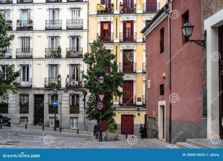 vista de una calle pintoresca en madrid
