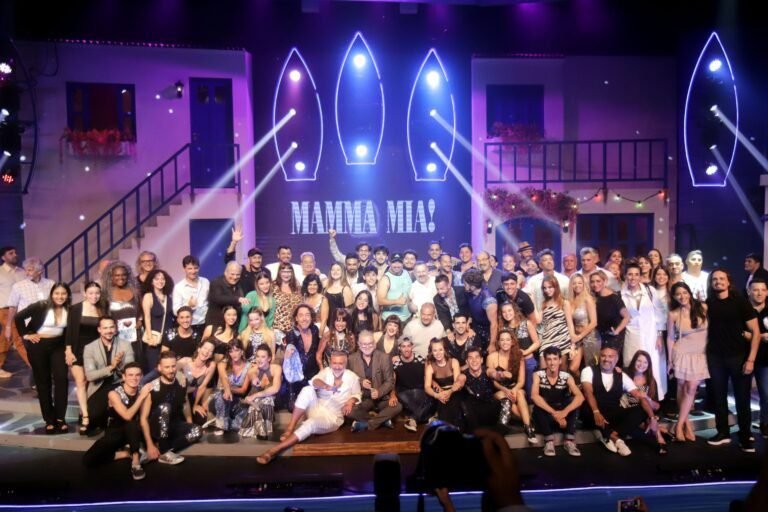 vista del teatro con gente disfrutando mamma mia