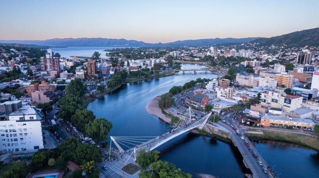 Qué inmobiliarias ofrecen alquileres temporarios en Villa Carlos Paz 1 vistas panoramicas de villa carlos paz